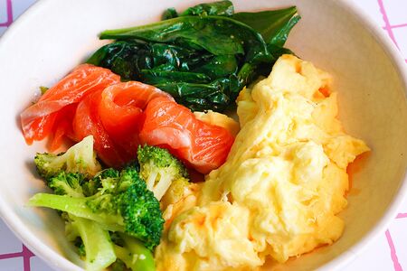 Скрэмбл с сёмгой, брокколи и шпинатом