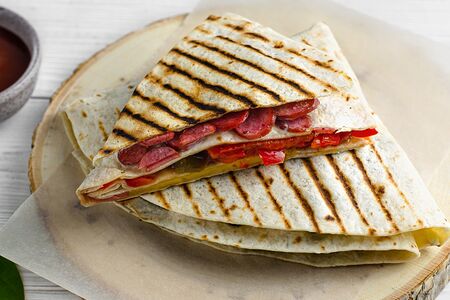 Кесадилья с колбасками и перцем