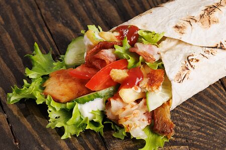 Деревенская с беконом и соусом барбекю в лаваше