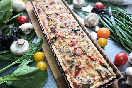 Киш с фермерской курочкой и грибочками на пшеничной муке