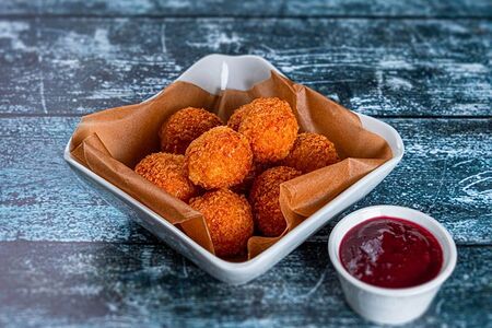 Сырные шарики с клюквенным соусом