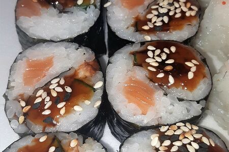 Ролл Инь-Ян с угрем и лососем