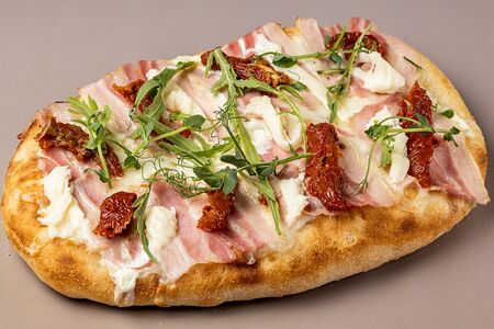 Пицца римская с беконом и молодой моцареллой