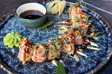 Ролл с опаленным лососем и острым тунцом