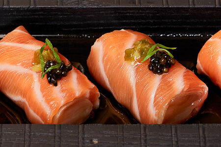 Лосось, гребешок, черная икра