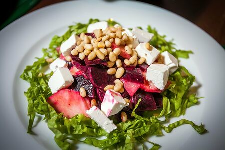 Салат свекольный с сыром и кедровыми орехами