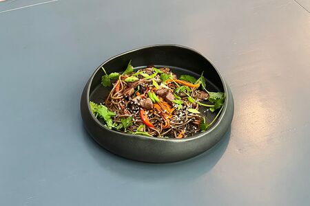 Соба с говядиной и устричным соусом