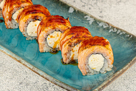 Ролл Крем-брюле со сливочным сыром и карамелизированным лососем