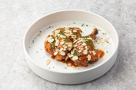 Цыпленок в соусе мисо с миндалем