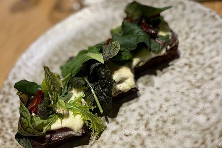 Большая брускетта с пастрами