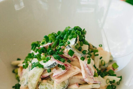 Салат из редиса, яиц, огурцов с деревенской сметаной