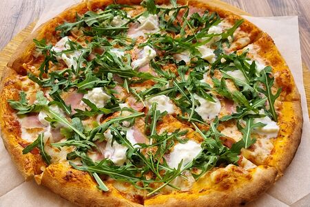 Пицца с сыром страчателла и рукколой