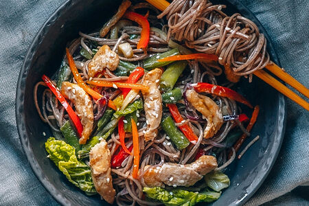 Вок с гречневой лапшой и курицей