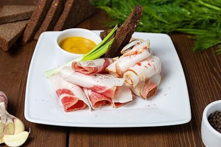 Сало с бородинскими тостами