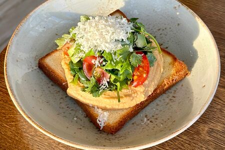 Тост с хумусом и овощами