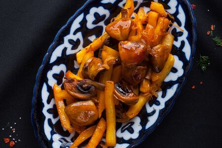 Картошка, жаренная с грибами и луком