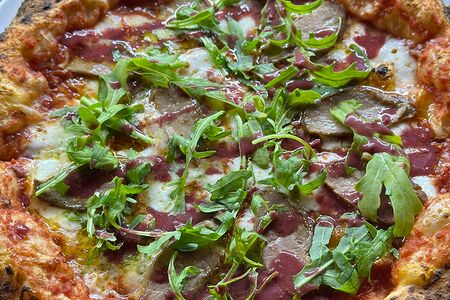 Пицца с уткой и сыром бри