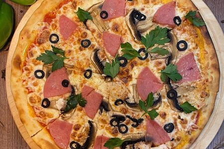 Пицца с ветчиной и грибами