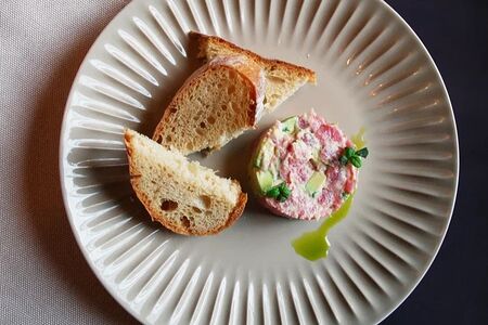 Тартар из тунца и авокадо с имбирным айоли