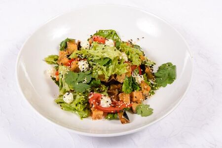 Салат с хрустящим баклажаном и мягким сыром