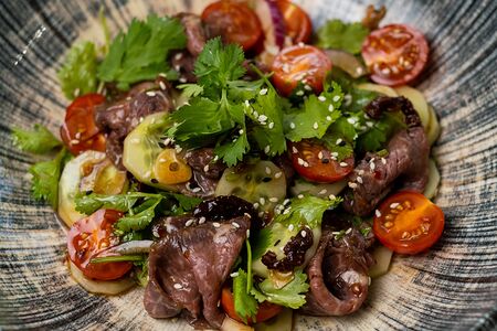 Биф-салат с говядиной и азиатским соусом 250г