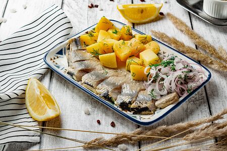 Сельдь с отварным картофелем