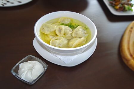 Пельмени ручной лепки с бульоном