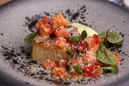 Тартар из лосося с сладкими томатами