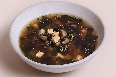 Мисо с тофу вакамэ и древесными грибами