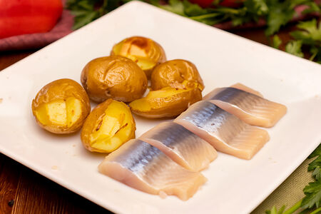 Селедочка с картофелем и маринованным лучком