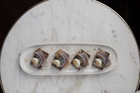 Ржаные тосты с балтийской сельдью