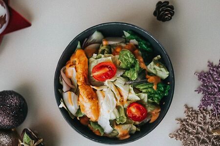 Теплый салат с курицей
