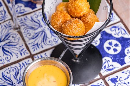 Крабовые пончики с пудрой из лесных грибов