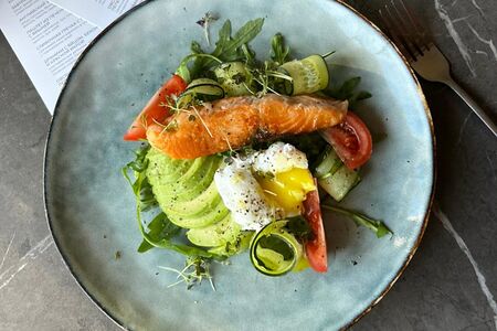 Салат с лососем и авокадо