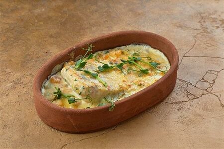 Судак, запеченный с цукини и креветками