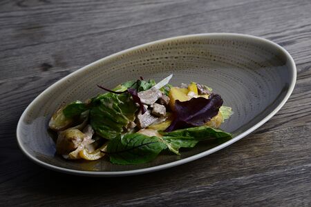 Теплый салат с говяжьей вырезкой