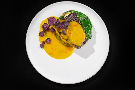 Черная треска с соусом маракуйя