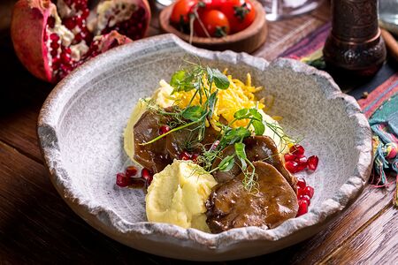 Говяжий язык, томленный в соусе демиглас