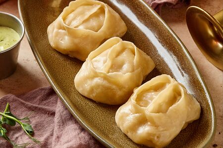 Манты с тыквой, картофелем и чесночным соусом