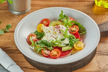 Салат со страчателлой, томатами, авокадо и муссом из шпината