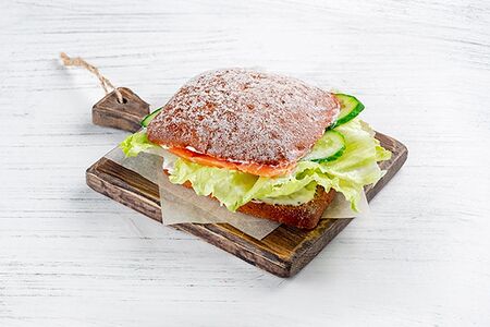 Сэндвич с красной рыбой