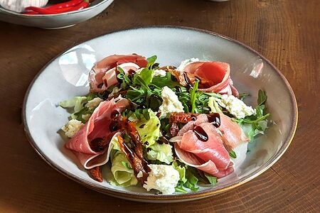Салат с хамоном