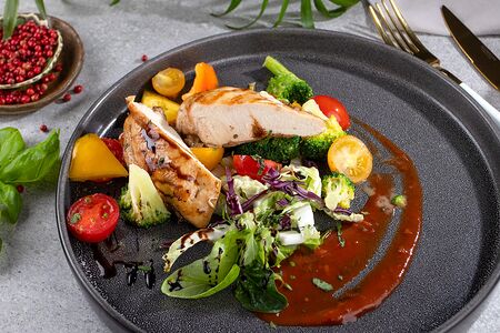 Куриное филе на гриле с овощным салатом