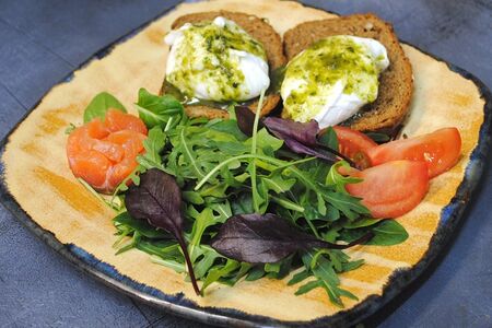 Яйцо пашот с лососем