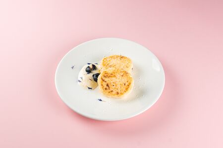 Сырники нежные со сметаной и черничным вареньем