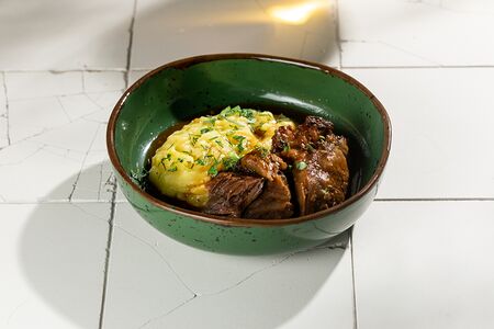 Телячьи щечки с картофельным пюре и соусом демиглас