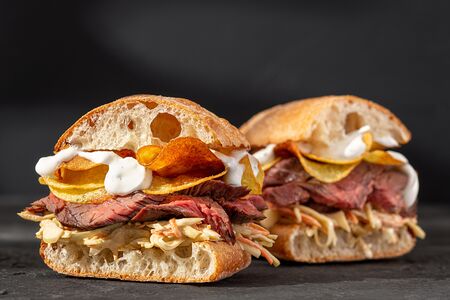 С картофельными чипсами и Коул Слоу