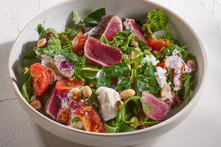 Салат с обожженным тунцом