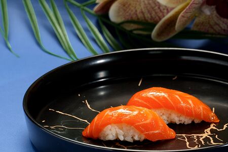 Суши с лососем