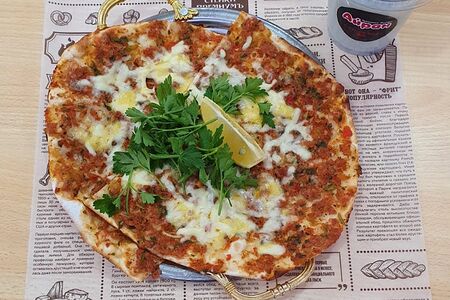 Пеймаджун (лахмаджун с сыром)